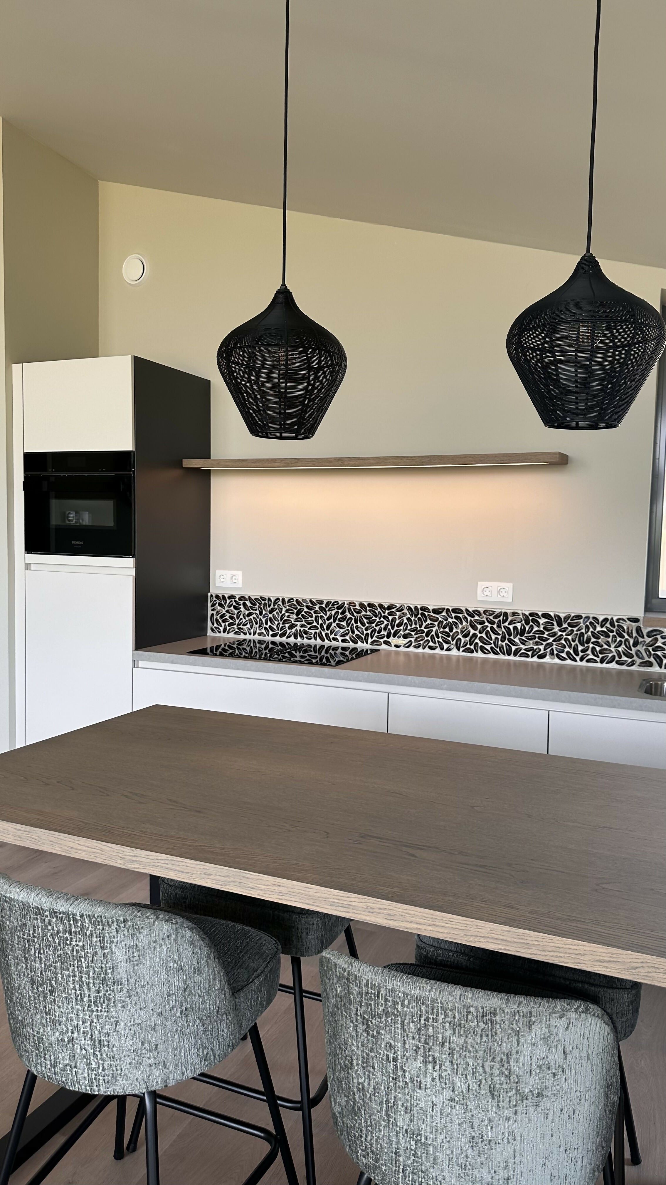Moderne keuken vakantiewoning Zeeuwse kust-Viveau - fine wall design-design keuken,keuken,keuken achterwand,keuken interieur,luxe keuken,moderne keuken-Keuken met Mosselschelpen | Vakantiewoning aan Zee-OBLY
