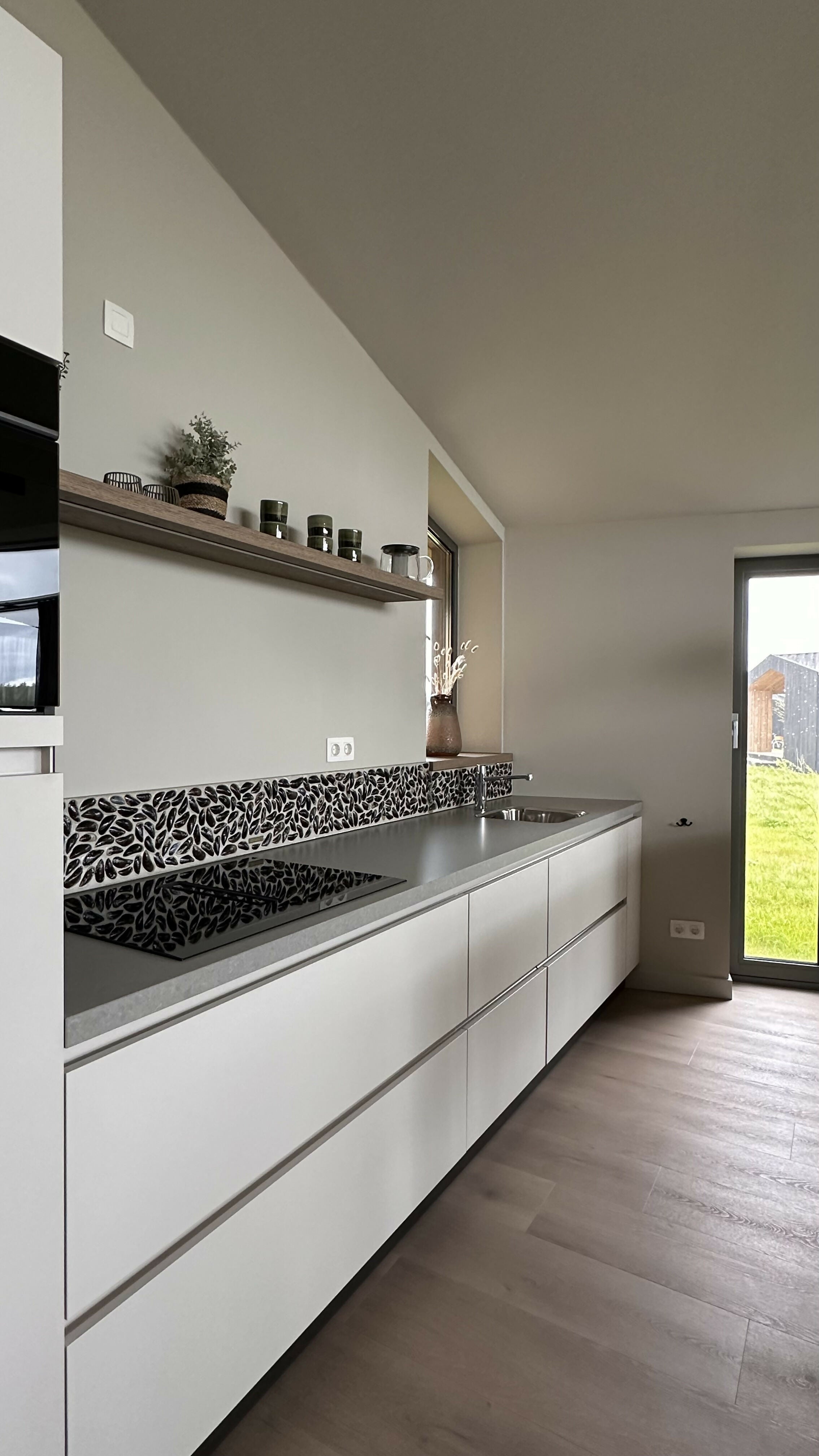 Moderne keuken vakantiewoning Zeeuwse kust-Viveau - fine wall design-design keuken,Keuken,keuken achterwand,keuken interieur,luxe keuken,moderne keuken-Vakantiewoning Zeeland met natuurlijke wandbekleding | Mosselschelpen -OBLY
