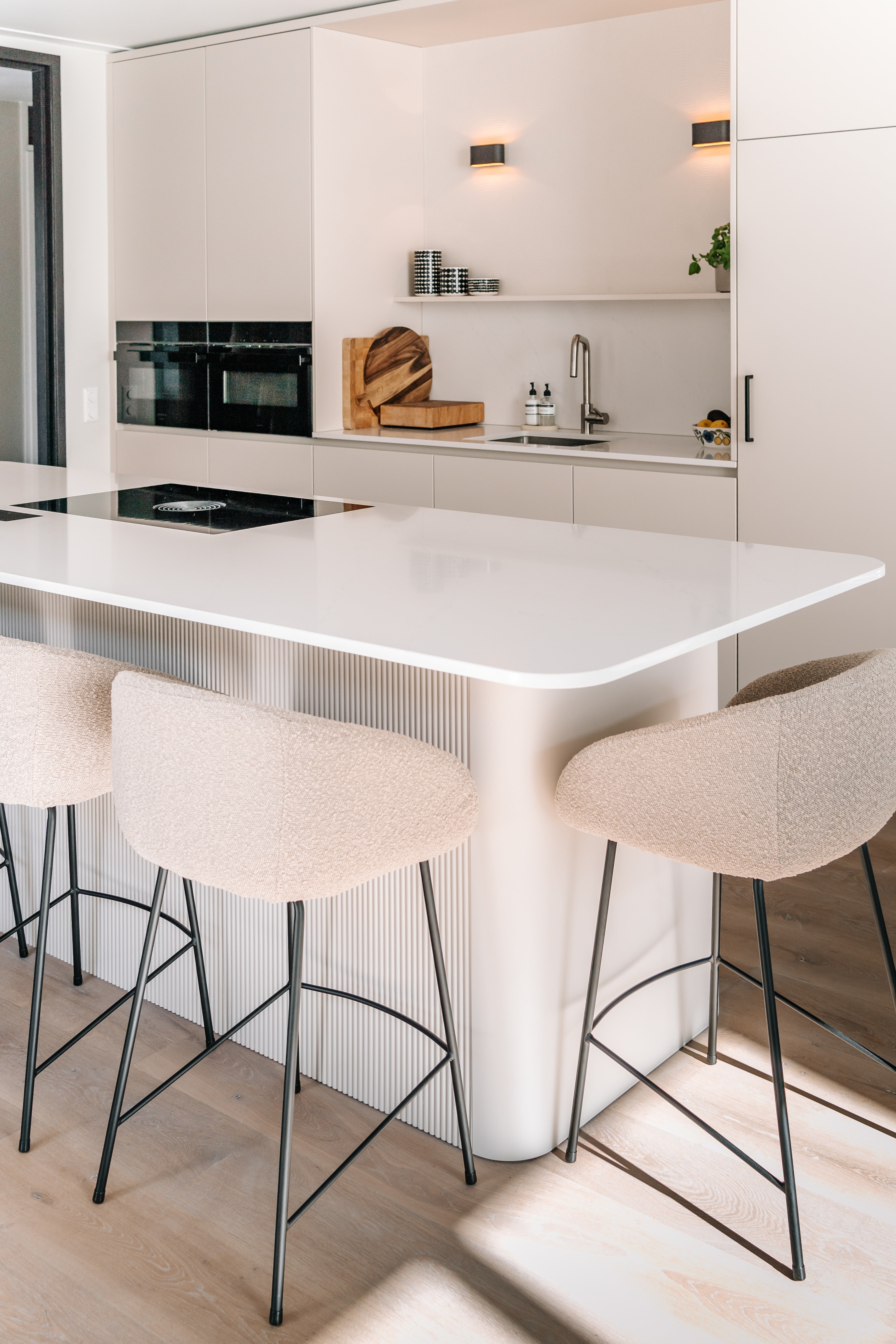 Moderne maatwerk keuken met afgerond kookeiland-studio stylez-afgerond-kookeiland,design-keuken,keukenontwerp,lichte-keuken,maatwerk-keuken,minimalistisch,moderne-keuken,moderne-woning,open-leefruimte-Moderne maatwerk keuken met kookeiland-OBLY