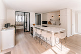 Moderne maatwerk keuken met afgerond kookeiland-studio stylez-afgerond-kookeiland,design-keuken,keukenontwerp,lichte-keuken,maatwerk-keuken,minimalistisch,moderne-keuken,moderne-woning,open-leefruimte-Moderne maatwerk keuken met kookeiland-OBLY