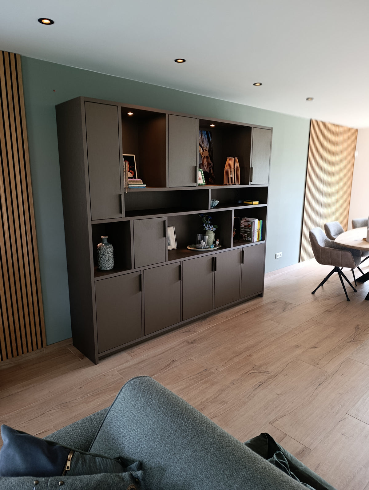 Moderne maatwerkkast met open vakken en geïntegreerde verlichting-woodendream-geïntegreerde verlichting,luxe afwerking,maatwerkkast,modern interieur,opbergkast,open vakken-Moderne maatwerkkast met open vakken en verlichting-OBLY