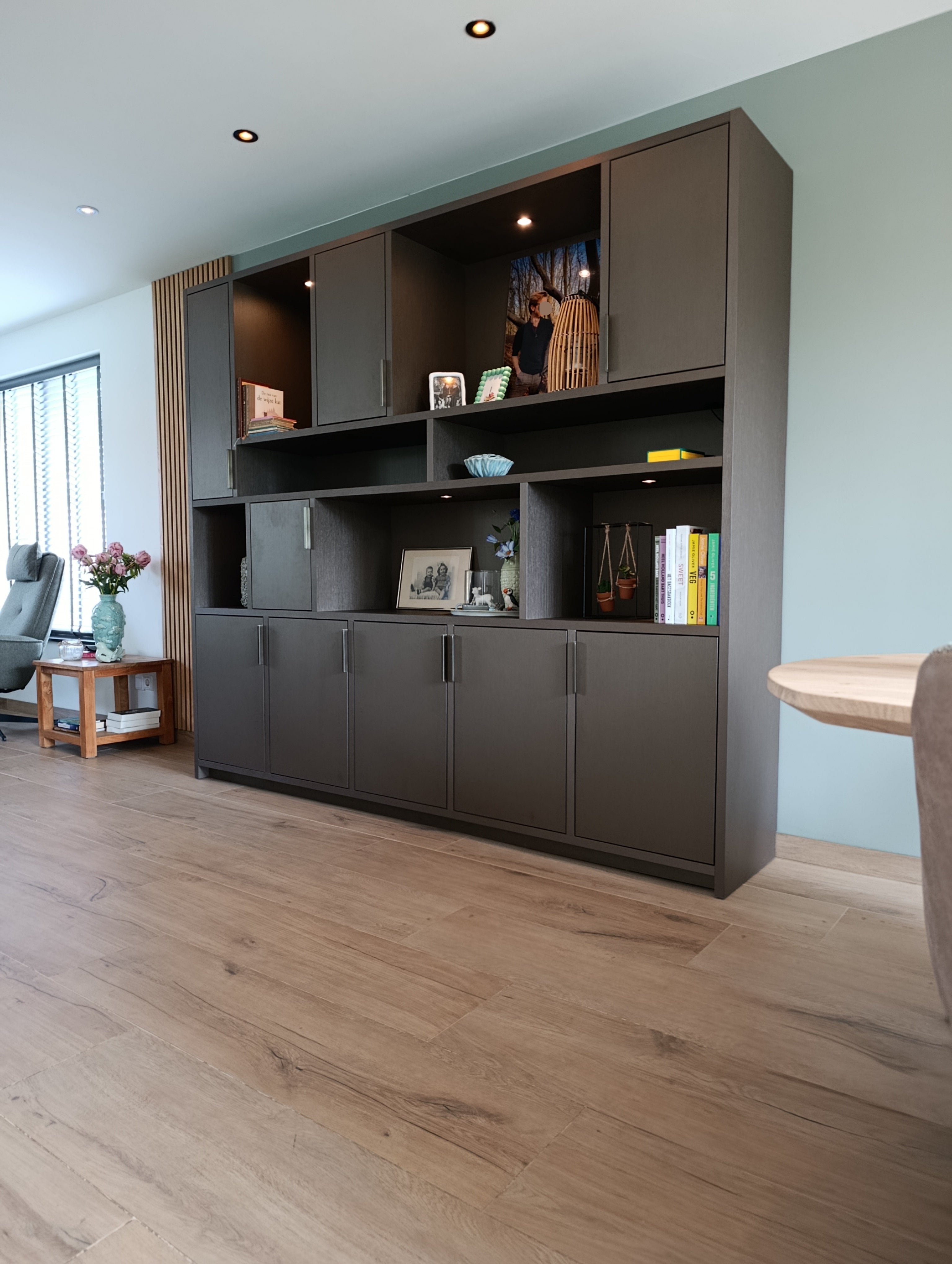 Moderne maatwerkkast met open vakken en geïntegreerde verlichting-woodendream-geïntegreerde verlichting,luxe afwerking,maatwerkkast,modern interieur,opbergkast,open vakken-Moderne maatwerkkast met open vakken en verlichting-OBLY