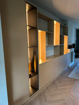 Moderne maatwerkkast met sfeervolle geïntegreerde verlichting-JJ interieurs-designkast,interieurmaatwerk,ledverlichting,luxe-interieur,maatwerkkast,moderne-woonkamer,opbergruimte-op-maat,wandkast-op-maat-Moderne maatwerkkast met geïntegreerde LED-verlichting-OBLY