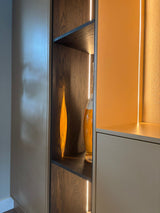 Moderne maatwerkkast met sfeervolle geïntegreerde verlichting-JJ interieurs-designkast,interieurmaatwerk,ledverlichting,luxe-interieur,maatwerkkast,moderne-woonkamer,opbergruimte-op-maat,wandkast-op-maat-Moderne maatwerkkast met geïntegreerde LED-verlichting-OBLY