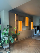 Moderne maatwerkkast met sfeervolle geïntegreerde verlichting-JJ interieurs-designkast,interieurmaatwerk,ledverlichting,luxe-interieur,maatwerkkast,moderne-woonkamer,opbergruimte-op-maat,wandkast-op-maat-Moderne maatwerkkast met geïntegreerde LED-verlichting-OBLY