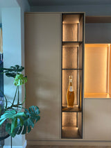 Moderne maatwerkkast met sfeervolle geïntegreerde verlichting-JJ interieurs-designkast,interieurmaatwerk,ledverlichting,luxe-interieur,maatwerkkast,moderne-woonkamer,opbergruimte-op-maat,wandkast-op-maat-Moderne maatwerkkast met geïntegreerde LED-verlichting-OBLY