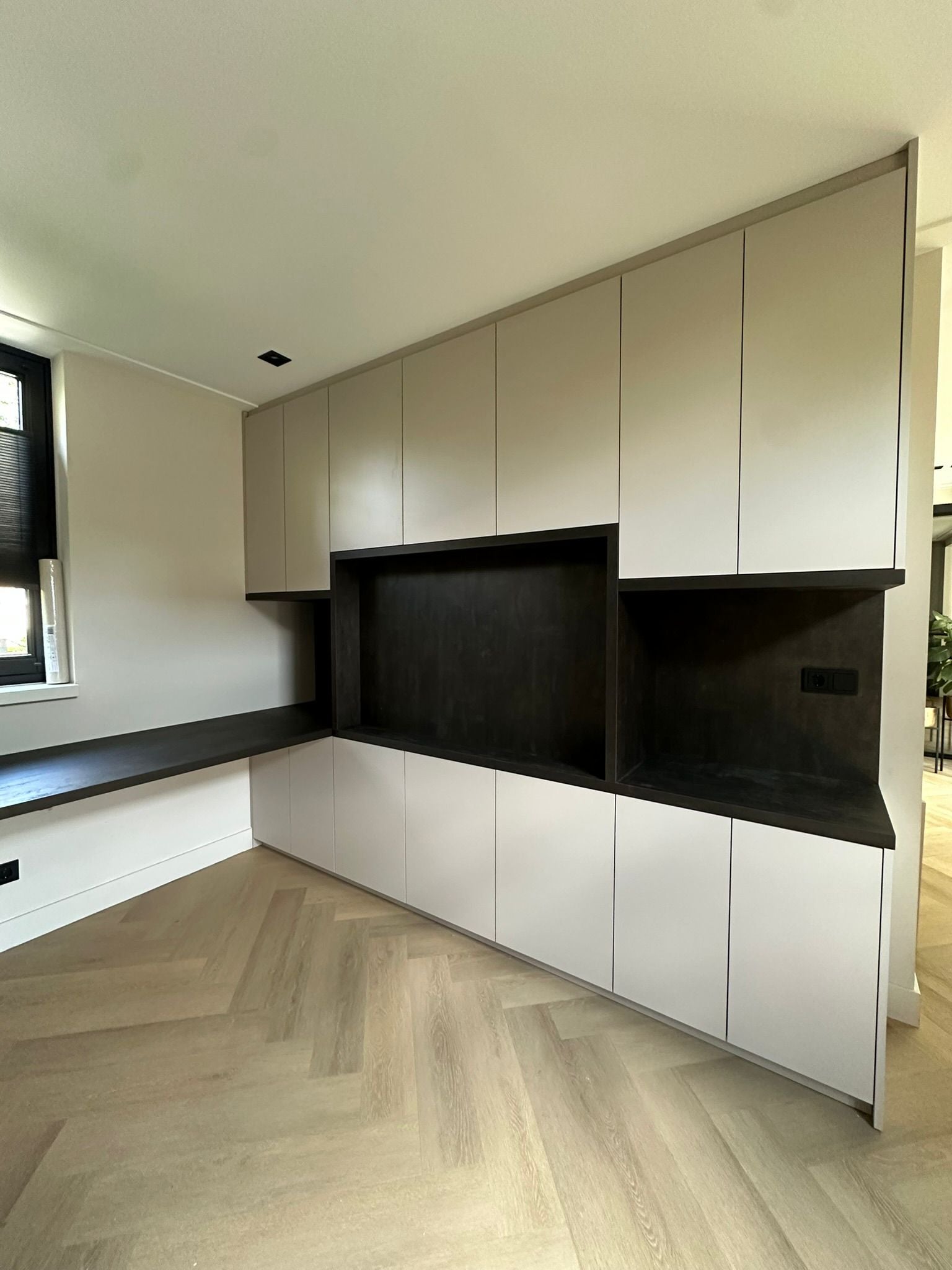Moderne maatwerkkast met tv-meubel en nis in zwart decor-JJ interieurs-greeploze-kast,interieurmaatwerk,luxe-interieur,maatwerkkast,moderne-woonkamer,opbergruimte-op-maat,tv-meubel-op-maat,wandkast-op-maat-Moderne maatwerkkast met tv-meubel en zwarte nis-OBLY