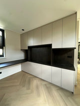 Moderne maatwerkkast met tv-meubel en nis in zwart decor-JJ interieurs-greeploze-kast,interieurmaatwerk,luxe-interieur,maatwerkkast,moderne-woonkamer,opbergruimte-op-maat,tv-meubel-op-maat,wandkast-op-maat-Moderne maatwerkkast met tv-meubel en zwarte nis-OBLY