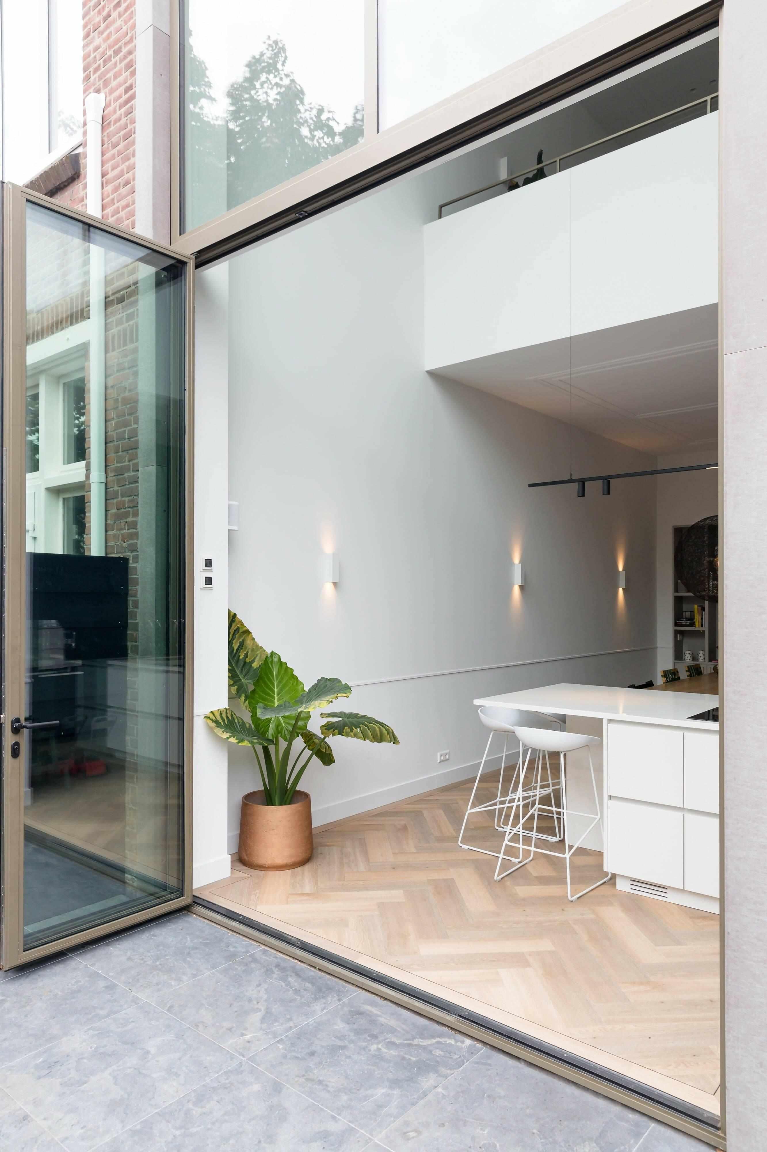 Moderne renovatie met hoogteaccenten-FOAM Architecten-lichte woonkamer met vide,moderne gezinswoning,moderne tussenwoning interieur,open keuken woonkamer,woonkamer,woonkamer renovatie-Moderne renovatie met hoogteaccenten-OBLY