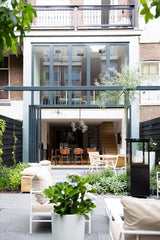 Moderne uitbouw met glazen vouwwand naar luxe stadstuin-Goes serres-aluminium vouwwand,binnen buiten living,glazen vouwwand,luxe leefkeuken,moderne achtertuin,moderne uitbouw,moderne woning renovatie,open leefruimte,uitbouw met vouwwand,uitbouw stadswoning-Moderne uitbouw met glazen vouwwand naar tuin-OBLY