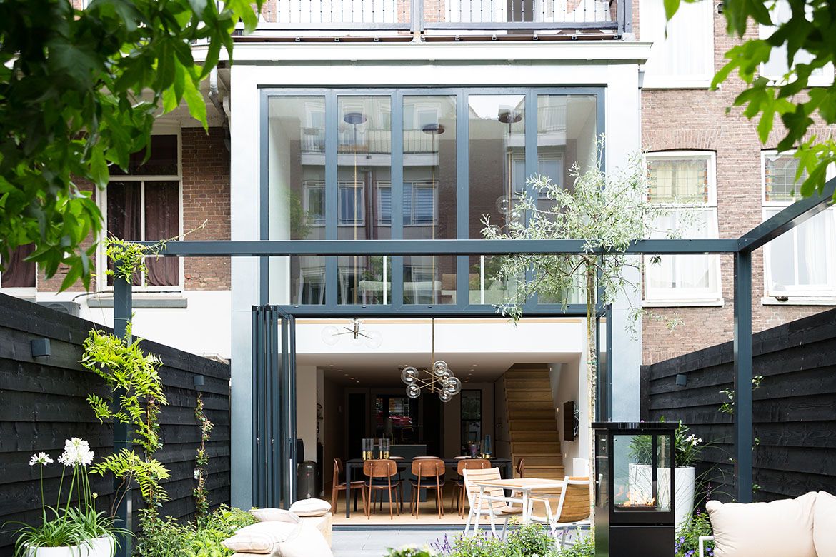 Moderne uitbouw met glazen vouwwand naar luxe stadstuin-Goes serres-aluminium vouwwand,binnen buiten living,glazen vouwwand,luxe leefkeuken,moderne achtertuin,moderne uitbouw,moderne woning renovatie,open leefruimte,uitbouw met vouwwand,uitbouw stadswoning-Moderne uitbouw met glazen vouwwand naar tuin-OBLY