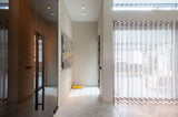 Moderne villa met naadloze binnen-buiten verbinding-Loom Architecten-architectuur op maat,binnen buiten verbinding,grote glaspartijen,luxe woning,minimalistisch design,moderne villa,open plattegrond,strakke zichtlijnen,Woonkamer-Modern interieur met open plattegrond en maatwerk design-OBLY