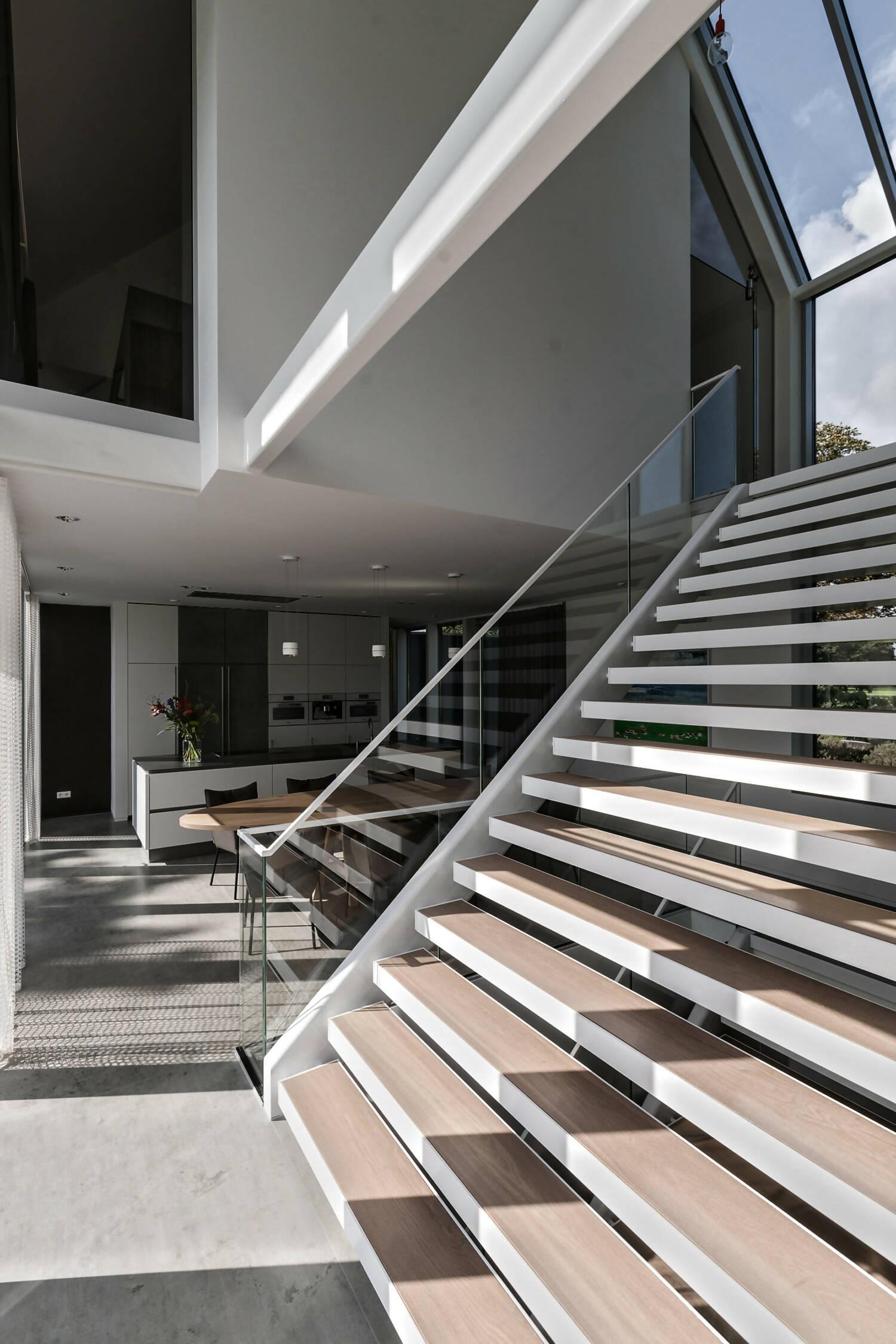 Moderne villa met prachtig uitzicht-B-TOO-Exterieur,luxe villa met glasgevel,minimalistische villa architectuur,moderne design villa,moderne villa met open leefruimte,moderne villa met uitzicht-Moderne villa met prachtig uitzicht-OBLY