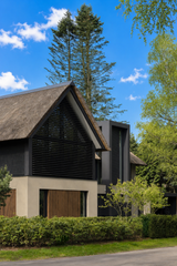 Moderne villa met rieten kap en donkere houten gevel-Prowood-bosrijke villawijk,donkere houten gevel,houten gevelbekleding,luxe villa,moderne architectuur,moderne villa,rieten kap,thermisch frake-Moderne villa met rieten kap en houten gevelbekleding-OBLY