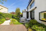 Moderne villatuin met organische borders-The Green Fix-achtertuin,biodiverse tuin,grindpad tuin,houten terras,luxe tuin,meerstammige bomen,moderne villatuin,natuurlijke beplanting,onderhoudsvriendelijke tuin,organische borders,siergrassen,The Green Fix,vaste planten,villatuin,voortuin-Moderne villatuin met organische borders | The Green Fix-OBLY