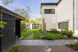 Moderne villatuin met organische borders-The Green Fix-achtertuin,biodiverse tuin,grindpad tuin,houten terras,luxe tuin,meerstammige bomen,moderne villatuin,natuurlijke beplanting,onderhoudsvriendelijke tuin,organische borders,siergrassen,The Green Fix,vaste planten,villatuin,voortuin-Moderne villatuin met organische borders | The Green Fix-OBLY