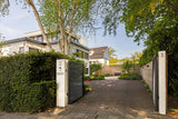 Moderne villatuin met organische borders-The Green Fix-achtertuin,biodiverse tuin,grindpad tuin,houten terras,luxe tuin,meerstammige bomen,moderne villatuin,natuurlijke beplanting,onderhoudsvriendelijke tuin,organische borders,siergrassen,The Green Fix,vaste planten,villatuin,voortuin-Moderne villatuin met organische borders | The Green Fix-OBLY