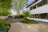 Moderne villatuin met organische borders-The Green Fix-achtertuin,biodiverse tuin,grindpad tuin,houten terras,luxe tuin,meerstammige bomen,moderne villatuin,natuurlijke beplanting,onderhoudsvriendelijke tuin,organische borders,siergrassen,The Green Fix,vaste planten,villatuin,voortuin-Moderne villatuin met organische borders | The Green Fix-OBLY