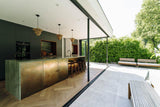 Moderne woning met glazen vouwwand-Solarlux Nederland BV-aluminium vouwwand,glazen vouwwand,moderne woning,open leefruimte,vouwwand terras-Moderne woning met glazen vouwwand naar terras-OBLY