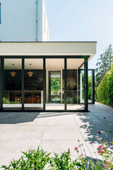Moderne woning met glazen vouwwand-Solarlux Nederland BV-aluminium vouwwand,glazen vouwwand,moderne woning,open leefruimte,vouwwand terras-Moderne woning met glazen vouwwand naar terras-OBLY
