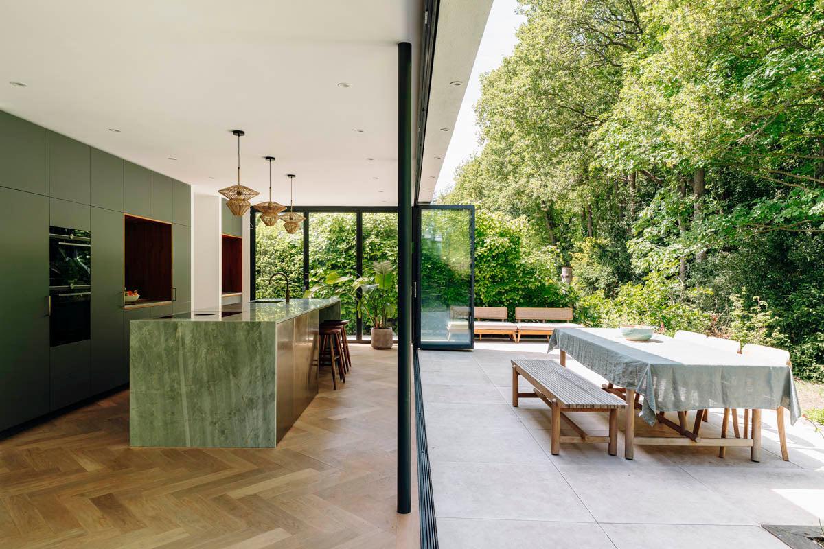 Moderne woning met glazen vouwwand-Solarlux Nederland BV-aluminium vouwwand,glazen vouwwand,moderne woning,open leefruimte,vouwwand terras-Moderne woning met glazen vouwwand naar terras-OBLY