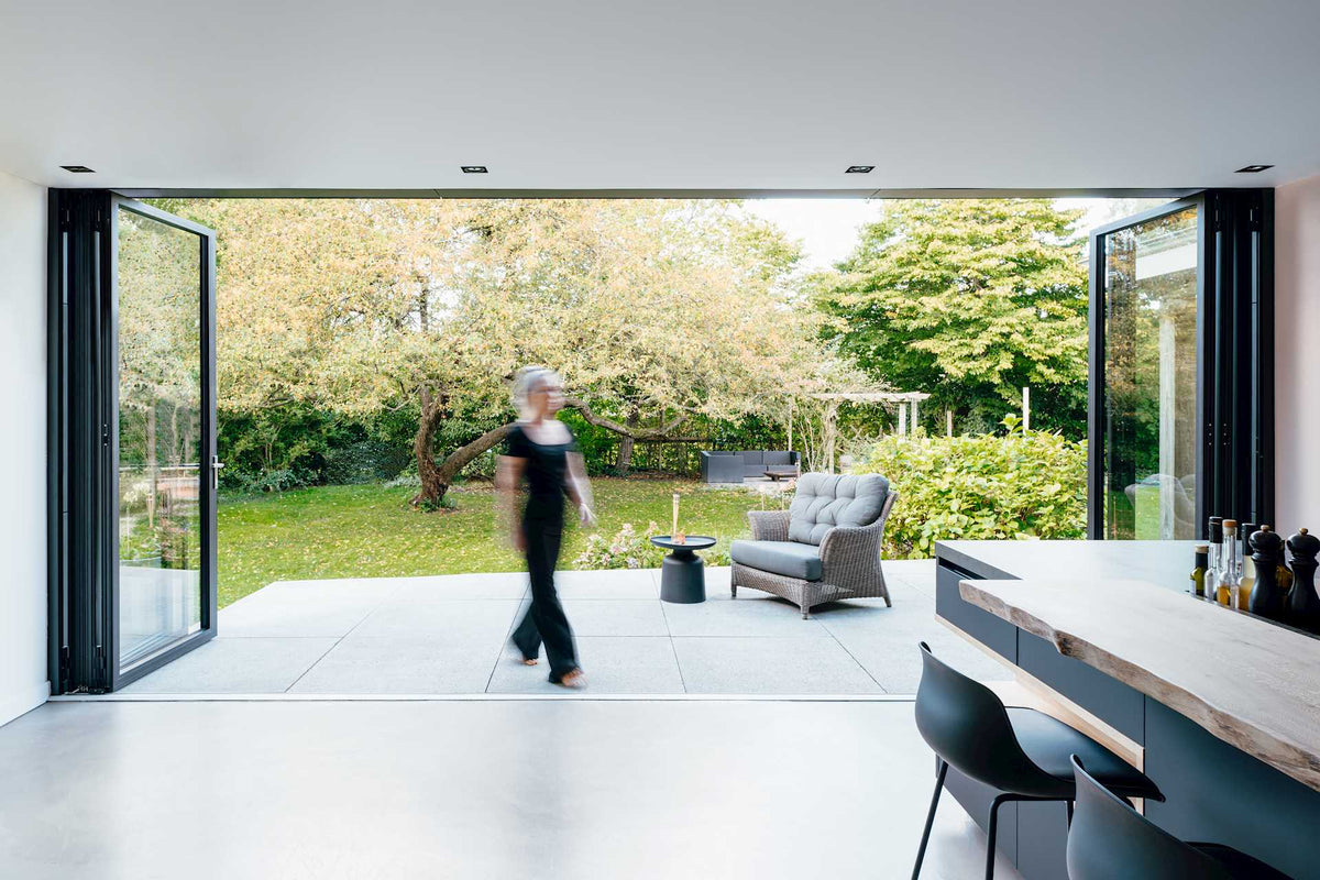 Moderne woning met grote schuifpui-Solarlux Nederland BV-grote schuifpui,moderne uitbouw,moderne woning,open leefruimte,schuifpui tuin-Moderne woning met grote schuifpui naar de tuin-OBLY