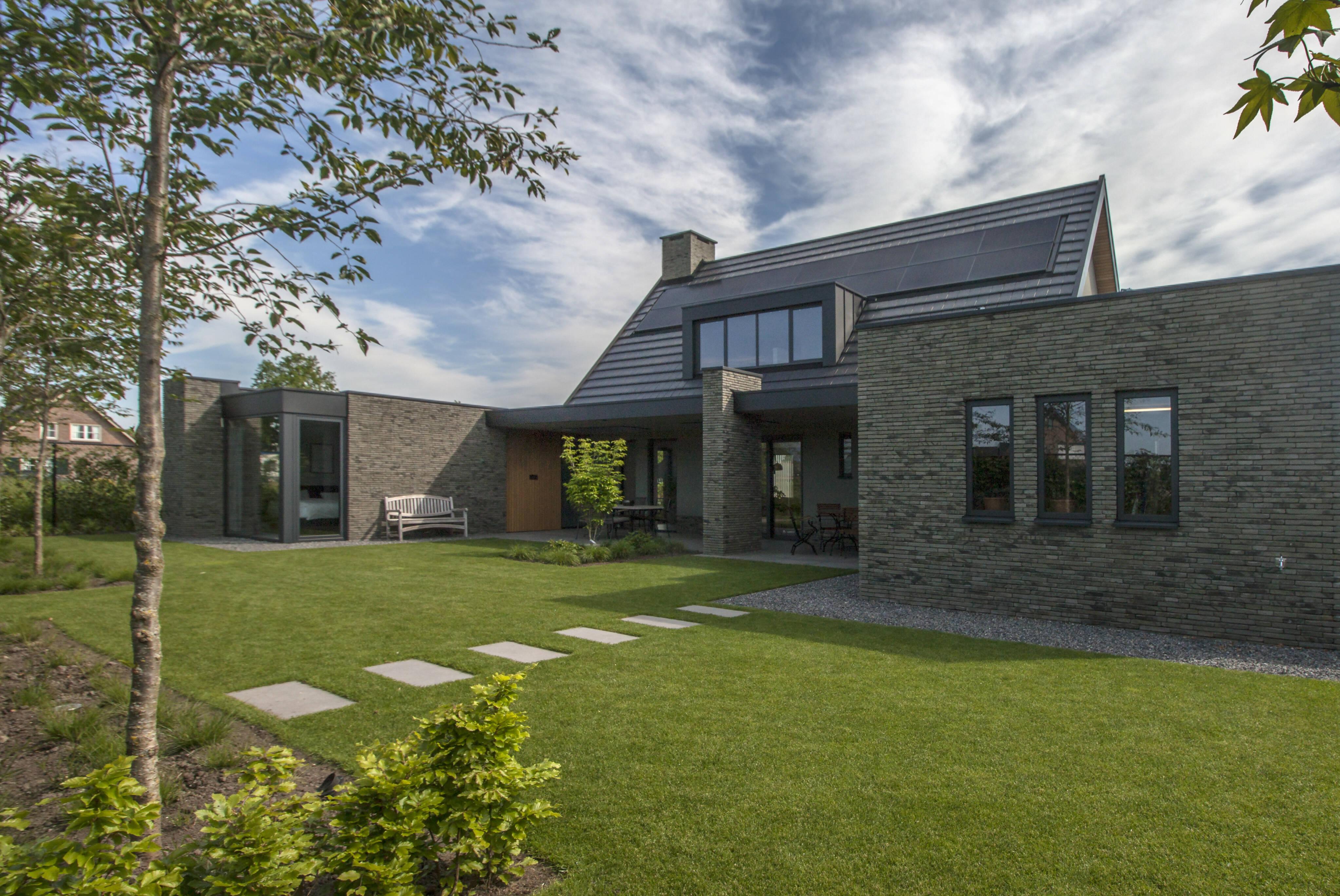 Moderne woning op serene locatie-Spanjers Architect-exterieur,gevelontwerp,minimalistisch ontwerp,moderne woning,nieuwbouw,serene omgeving,strakke architectuur-Moderne woning op serene locatie-OBLY