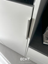 Moderne woonkeuken met nieuwe aanbouw-ECHT. in- en exterieurontwerp.-Aanbouw,Interieur inspiratie,Interieurontwerp,Keuken,Keukenverbouwing,klimaatkast,Kookeiland,moderne woonkeuken,natuurlijke materialen,nieuwe aanbouw,schuifpui,tuin,twee-onder-een-kapwoning,warme tinten,woonkeuken-Moderne woonkeuken met nieuwe aanbouw | ECHT. ontwerp-OBLY