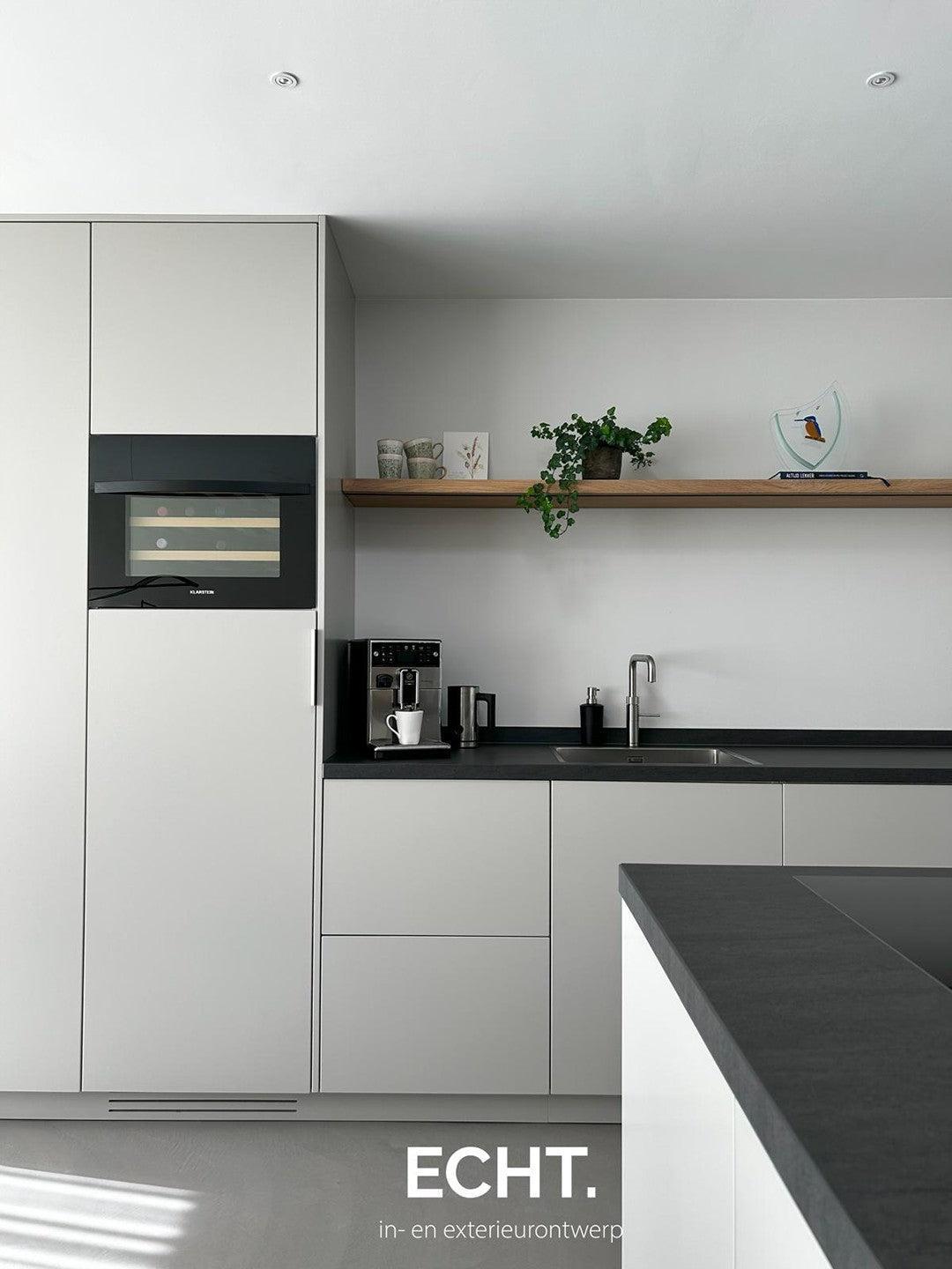 Moderne woonkeuken met nieuwe aanbouw-ECHT. in- en exterieurontwerp.-Aanbouw,Interieur inspiratie,Interieurontwerp,Keuken,Keukenverbouwing,klimaatkast,Kookeiland,moderne woonkeuken,natuurlijke materialen,nieuwe aanbouw,schuifpui,tuin,twee-onder-een-kapwoning,warme tinten,woonkeuken-Moderne woonkeuken met nieuwe aanbouw | ECHT. ontwerp-OBLY