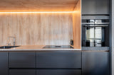 Moderne zwarte keuken met houtaccent en kookeiland-Iemms keukens & interieur-design keuken,keuken met bar,keuken met houtaccenten,luxe keuken,moderne keuken,zwarte keuken-OBLY