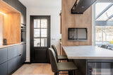 Moderne zwarte keuken met houtaccent en kookeiland-Iemms keukens & interieur-design keuken,keuken met bar,keuken met houtaccenten,luxe keuken,moderne keuken,zwarte keuken-OBLY