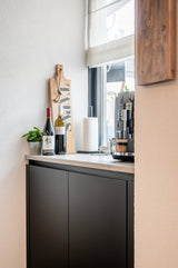 Moderne zwarte keuken met houtaccent en kookeiland-Iemms keukens & interieur-design keuken,keuken met bar,keuken met houtaccenten,luxe keuken,moderne keuken,zwarte keuken-OBLY
