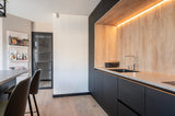 Moderne zwarte keuken met houtaccent en kookeiland-Iemms keukens & interieur-design keuken,keuken met bar,keuken met houtaccenten,luxe keuken,moderne keuken,zwarte keuken-OBLY