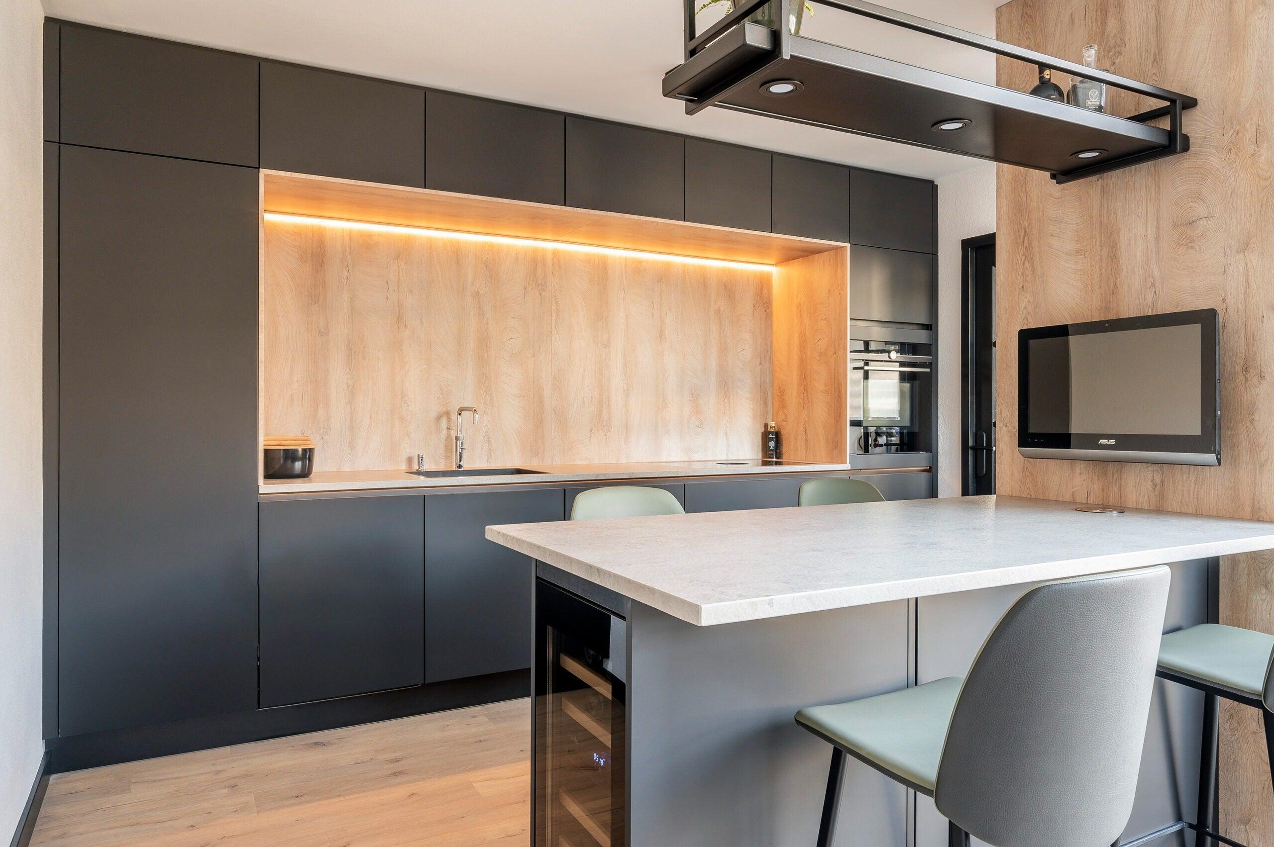 Moderne zwarte keuken met houtaccent en kookeiland-Iemms keukens & interieur-design keuken,keuken met bar,keuken met houtaccenten,luxe keuken,moderne keuken,zwarte keuken-OBLY