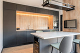 Moderne zwarte keuken met houtaccent en kookeiland-Iemms keukens & interieur-design keuken,keuken met bar,keuken met houtaccenten,luxe keuken,moderne keuken,zwarte keuken-OBLY