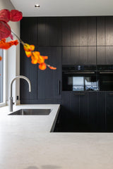 Moderne zwarte keuken met kookeiland-Witteveen interieur architecten-design keuken,Keuken,luxe keuken,maatwerk keuken,moderne woonkeuken,zwarte keuken-Moderne Zwarte Keuken met Kookeiland op Maat-OBLY