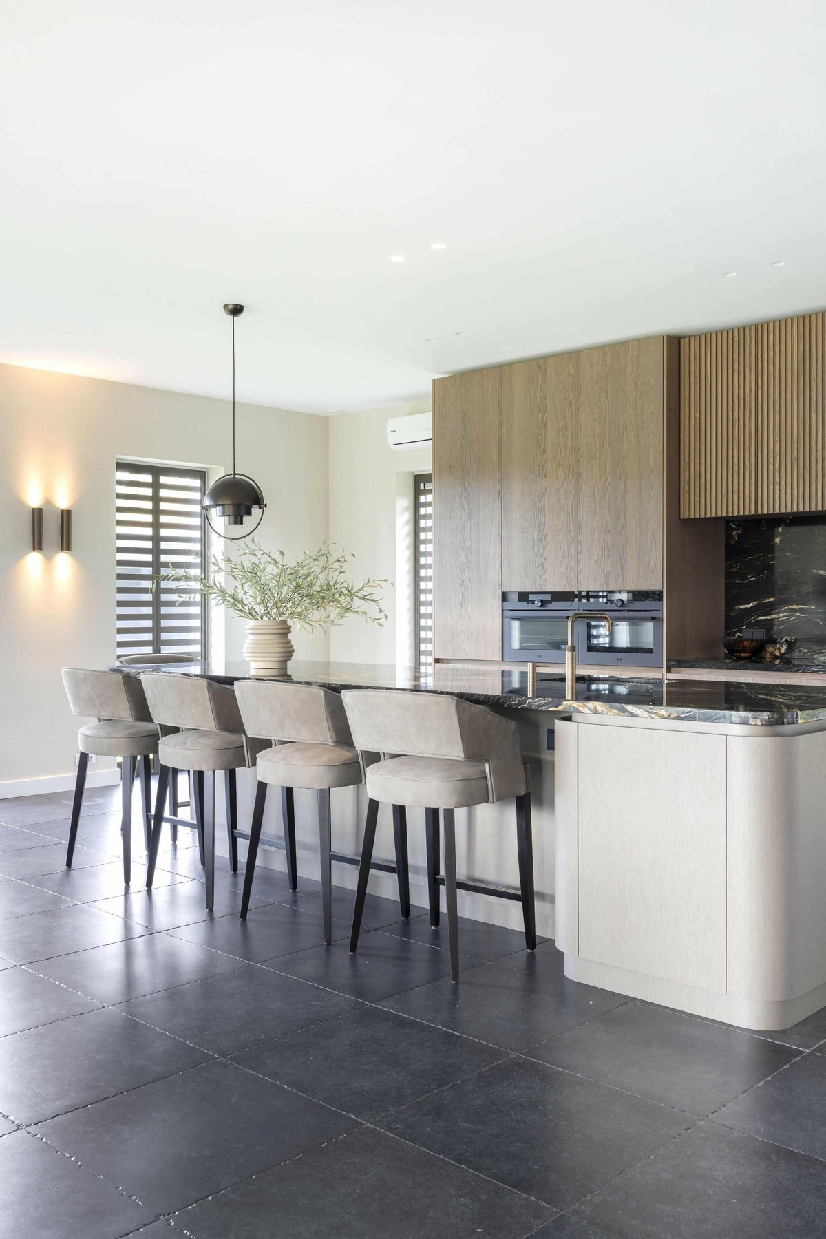 Modernisering van een Vrijstaande Woning-JUDITH INTERIOR DESIGN STUDIO-Eigentijds wonen,Interieur inspiratie,Keuken,Maatwerk interieur,Modernisering woning,Walnoot keuken-Modernisering van een Vrijstaande Woning-OBLY