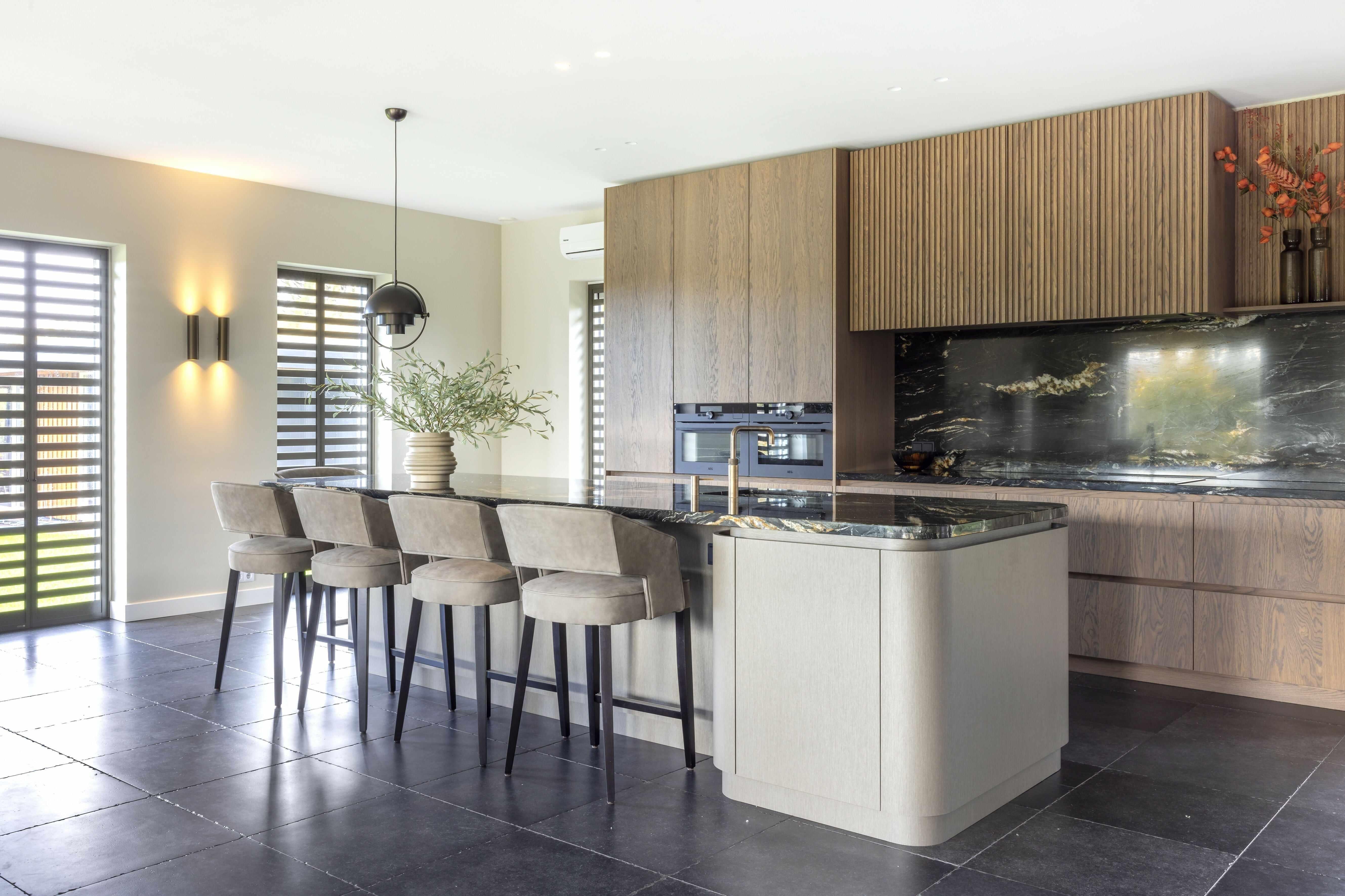 Modernisering van een Vrijstaande Woning-JUDITH INTERIOR DESIGN STUDIO-Eigentijds wonen,Interieur inspiratie,Keuken,Maatwerk interieur,Modernisering woning,Walnoot keuken-Modernisering van een Vrijstaande Woning-OBLY