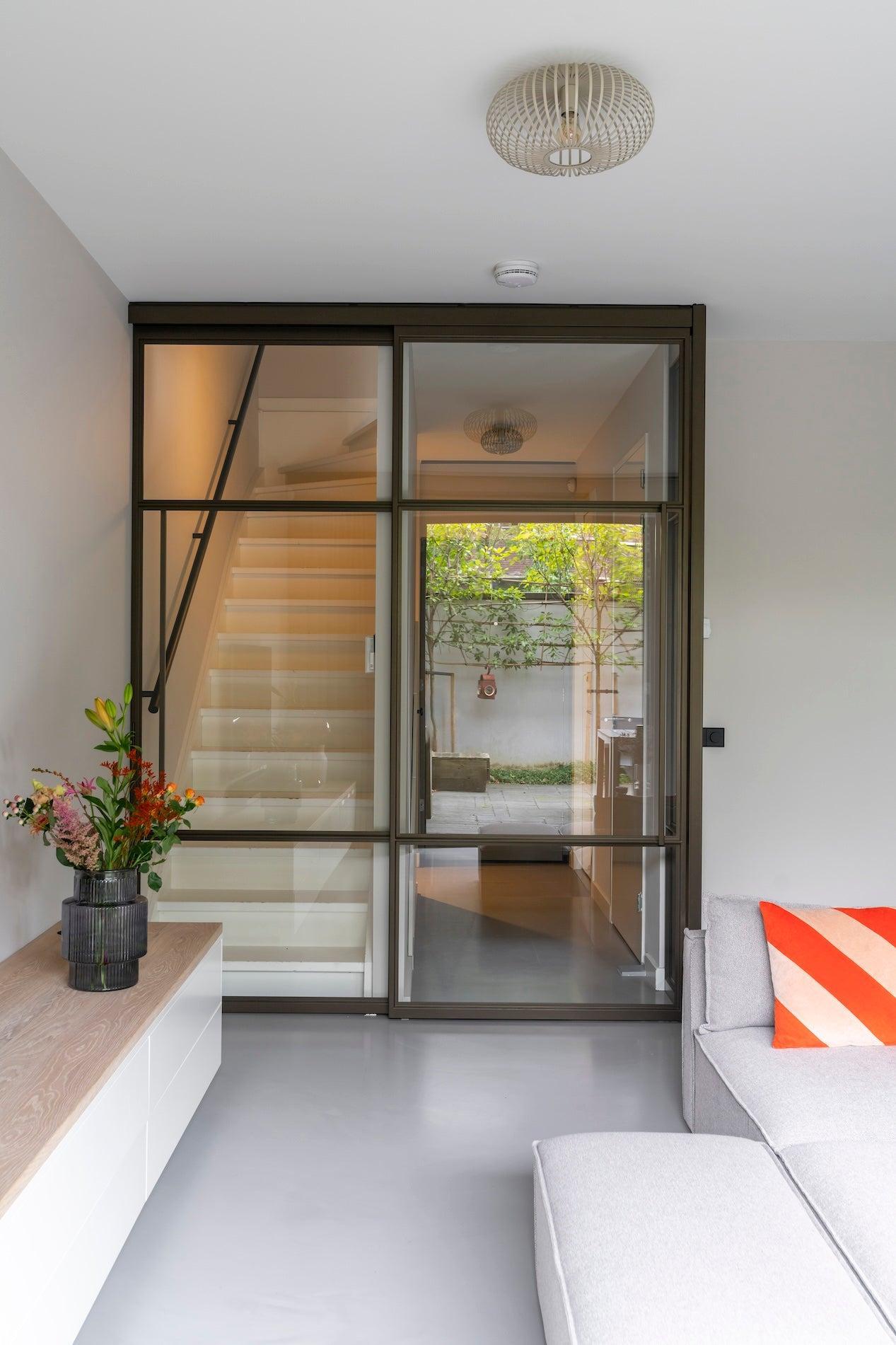 Multifunctionele loung & werkruimte-MIND interieur architectuur-interieur met stalen deuren,loungruimte interieur,luxe kitchenette,luxe thuiswerkplek,maatwerk kastwand,maatwerk meubelwand,maatwerk werkruimte,modern souterrain,multifunctioneel interieur,souterrain interieur,stalen schuifdeuren,thuiswerkplek inspiratie,Woonkamer,zit sta bureau-Multifunctionele loung & werkruimte-OBLY