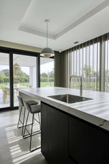 Naadloze gietvloer als basis voor modern wooncomfort-Berkers Vloeren-woonkamer-Naadloze gietvloer in modern interieur – strak, stijlvol en onderhouds-OBLY