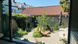 Natuurlijke stadstuin met organische beplanting-The Green Fix-biodiverse tuin,duurzame tuin,grindpad tuin,groene tuin,natuurlijke beplanting,natuurlijke stadstuin,onderhoudsvriendelijke tuin,organische tuin,siergrassen,stadstuin,staptegels tuin,The Green Fix,vaste planten-Natuurlijke stadstuin met organische beplanting | The Green Fix-OBLY