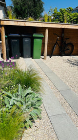 Natuurlijke stadstuin met organische beplanting-The Green Fix-biodiverse tuin,duurzame tuin,grindpad tuin,groene tuin,natuurlijke beplanting,natuurlijke stadstuin,onderhoudsvriendelijke tuin,organische tuin,siergrassen,stadstuin,staptegels tuin,The Green Fix,vaste planten-Natuurlijke stadstuin met organische beplanting | The Green Fix-OBLY