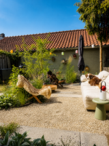 Natuurlijke stadstuin met organische beplanting-The Green Fix-biodiverse tuin,duurzame tuin,grindpad tuin,groene tuin,natuurlijke beplanting,natuurlijke stadstuin,onderhoudsvriendelijke tuin,organische tuin,siergrassen,stadstuin,staptegels tuin,The Green Fix,vaste planten-Natuurlijke stadstuin met organische beplanting | The Green Fix-OBLY