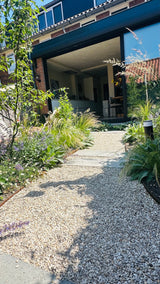 Natuurlijke stadstuin met organische beplanting-The Green Fix-biodiverse tuin,duurzame tuin,grindpad tuin,groene tuin,natuurlijke beplanting,natuurlijke stadstuin,onderhoudsvriendelijke tuin,organische tuin,siergrassen,stadstuin,staptegels tuin,The Green Fix,vaste planten-Natuurlijke stadstuin met organische beplanting | The Green Fix-OBLY