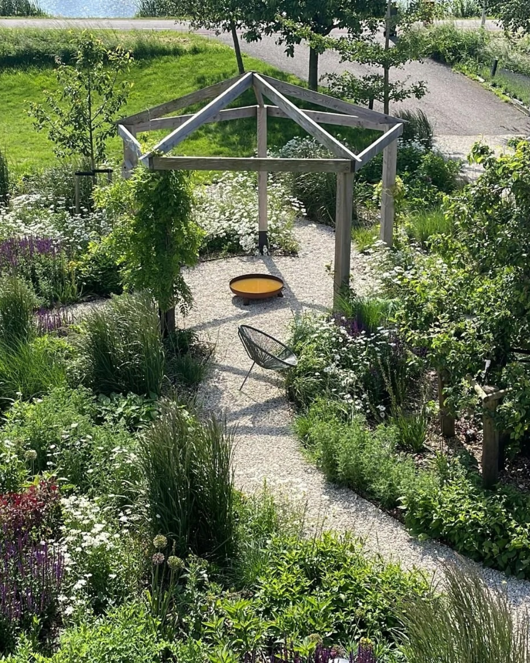 Natuurlijke tuin aan de Amstel met weelderige beplanting-The Green Fix-biodiverse tuin,bloemenborder,duurzame tuin,exclusieve tuin,luxe tuin,natuurlijke beplanting,natuurlijke tuin,organische tuin,Piet Oudolf tuin,The Green Fix,tuin aan de Amstel,weelderige borders-Natuurlijke tuin aan de Amstel | The Green Fix-OBLY