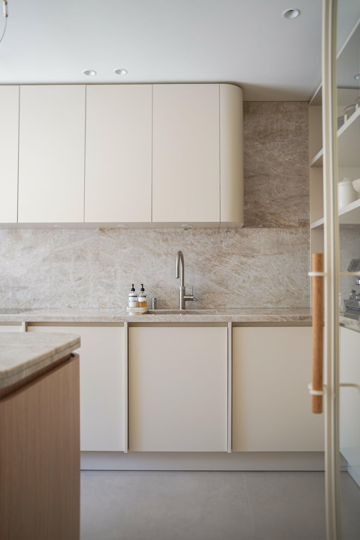 Nieuwbouwwoning in Den Haag met Japandi interieur-Hestia-japandi interieur,japandi keuken,modern japandi design,nieuwbouwwoning interieur-Tijdloos Japandi interieur-OBLY