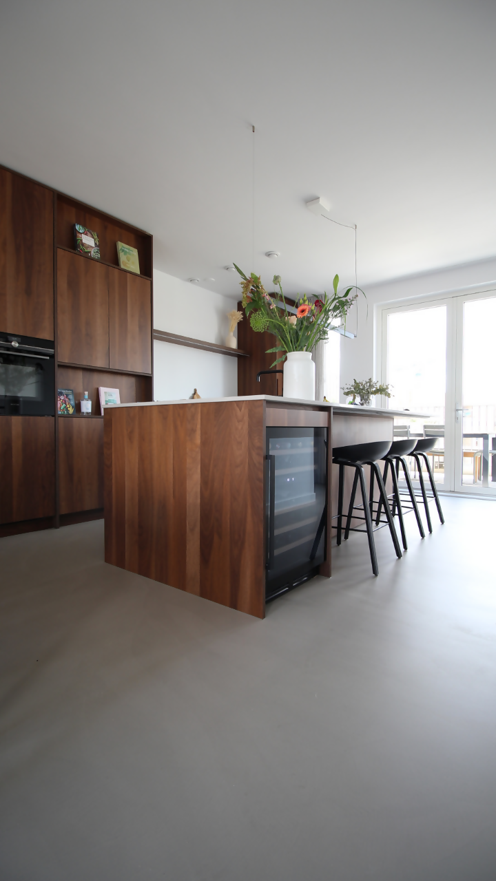 Oersterke microcement in gerenoveerde woning-Motion gietvloeren-betonlook vloer,Gietvloer,krasvaste vloer,Microcement,microcement vloer,moderne renovatie vloer,Motion Concrete Quartz,naadloze vloer,onderhoudsvriendelijke vloer,rennovatie,sterke vloer,waterdichte vloer-Oersterke microcement in gerenoveerde woning-OBLY