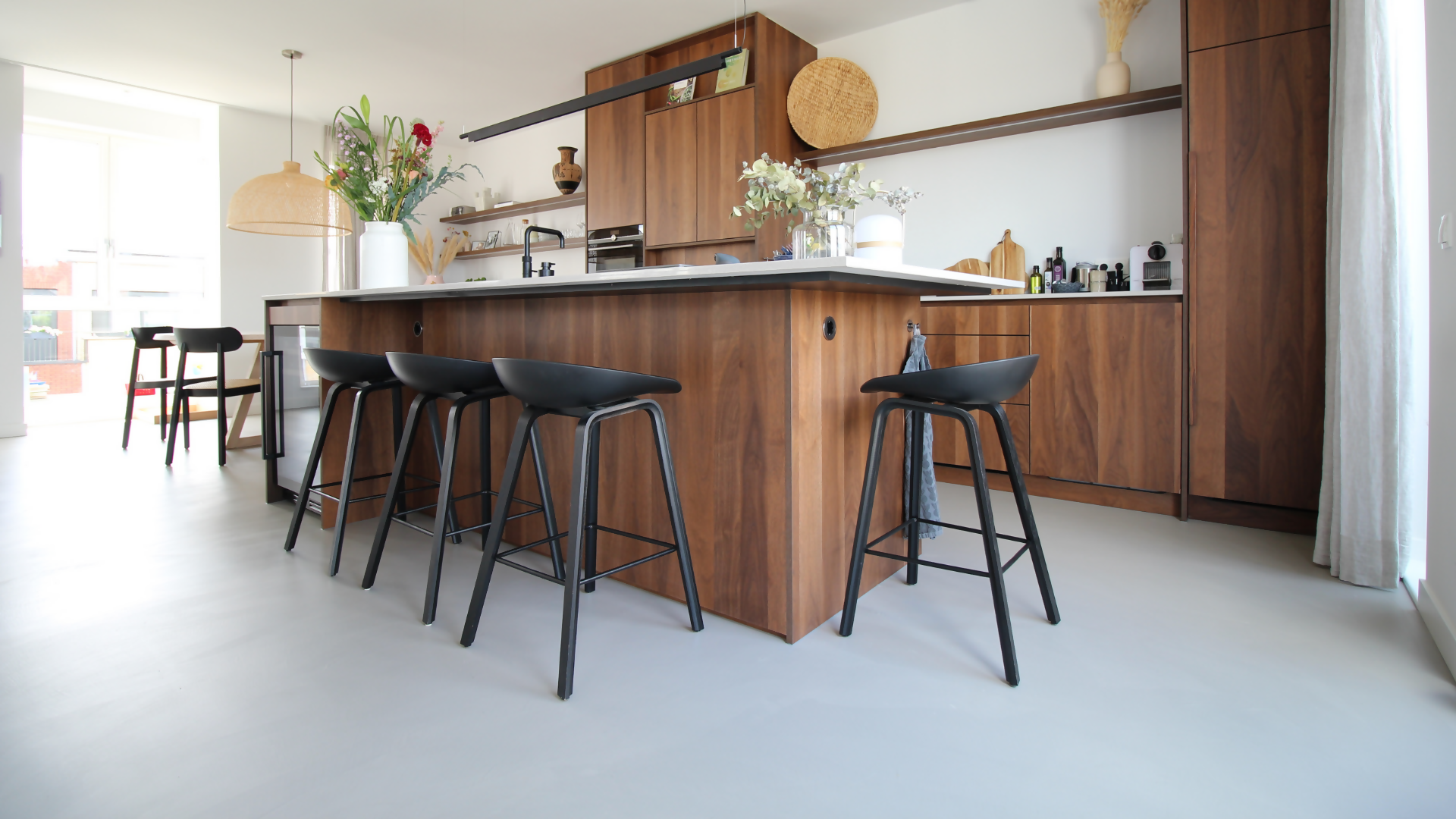 Oersterke microcement in gerenoveerde woning-Motion gietvloeren-betonlook vloer,Gietvloer,krasvaste vloer,Microcement,microcement vloer,moderne renovatie vloer,Motion Concrete Quartz,naadloze vloer,onderhoudsvriendelijke vloer,rennovatie,sterke vloer,waterdichte vloer-Oersterke microcement in gerenoveerde woning-OBLY