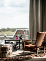 Open leefkeuken met binnen-buiten verbinding-Loom Architecten-binnen buiten verbinding,design keuken,Keuken,leefkeuken,luxe keuken,moderne woning,open plattegrond,warme materialen-Luxe leefkeuken met open plattegrond en maatwerk design-OBLY