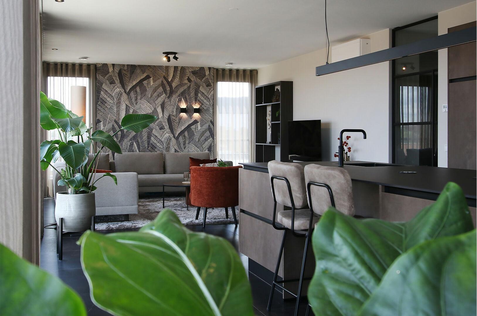 Penthouse met hotelachtige vibes-residans-Arte behang,Bronslook keuken,High-end wonen,Hotel chique stijl,Luxe penthouse,Maatwerk interieur,Moderne luxe woning,Nieuwbouw,Penthouse,Sfeervol penthouse,Woonkamer-Interieur nieuwbouw penthouse-OBLY